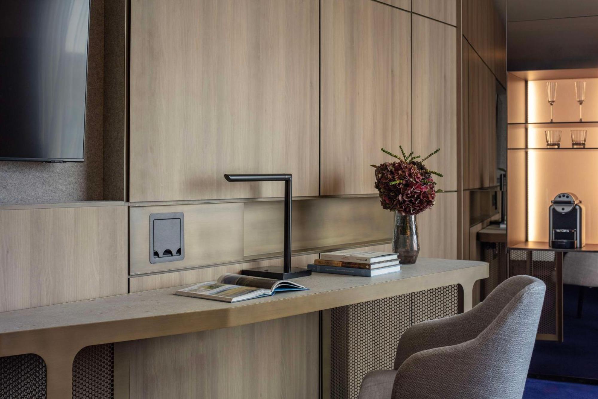 Anantara The Marker Dublin- A Leading Hotel Of The World المظهر الخارجي الصورة A kitchen in a private suite