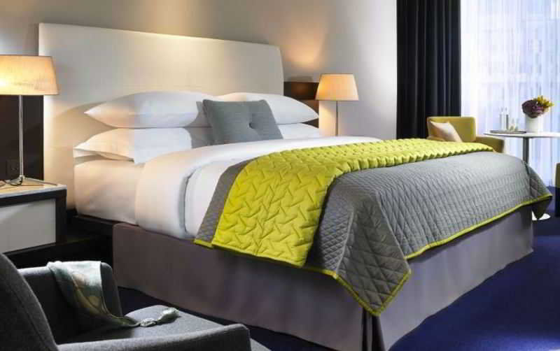 Anantara The Marker Dublin- A Leading Hotel Of The World المظهر الخارجي الصورة A bed with a bed skirt